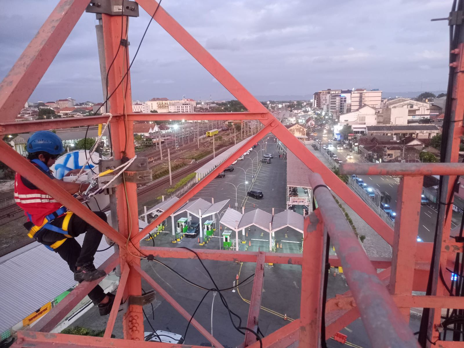 Teknisi jaringan XL Axiata bekerja di atas menara BTS di sekitar Parkir Barat Stasiun Tugu, Jogjakarta, beberapa waktu lalu.