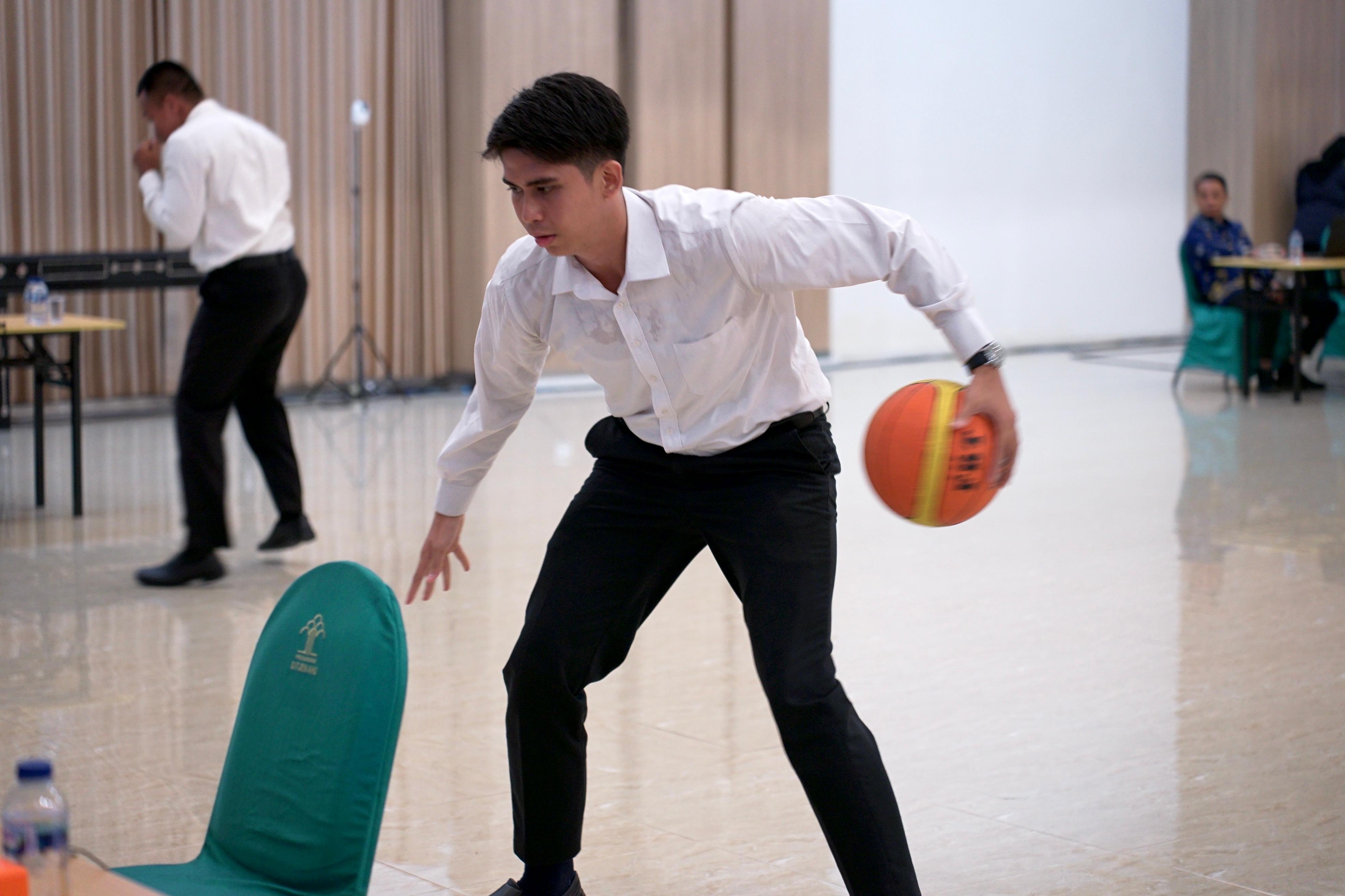 TUNJUKKAN KEMAMPUAN: Salah satu peserta tes SKB CPNS Kemenkumham di NTB menunjukkan kemampuannya di olahraga basket di depan penguji, Senin (9/12).