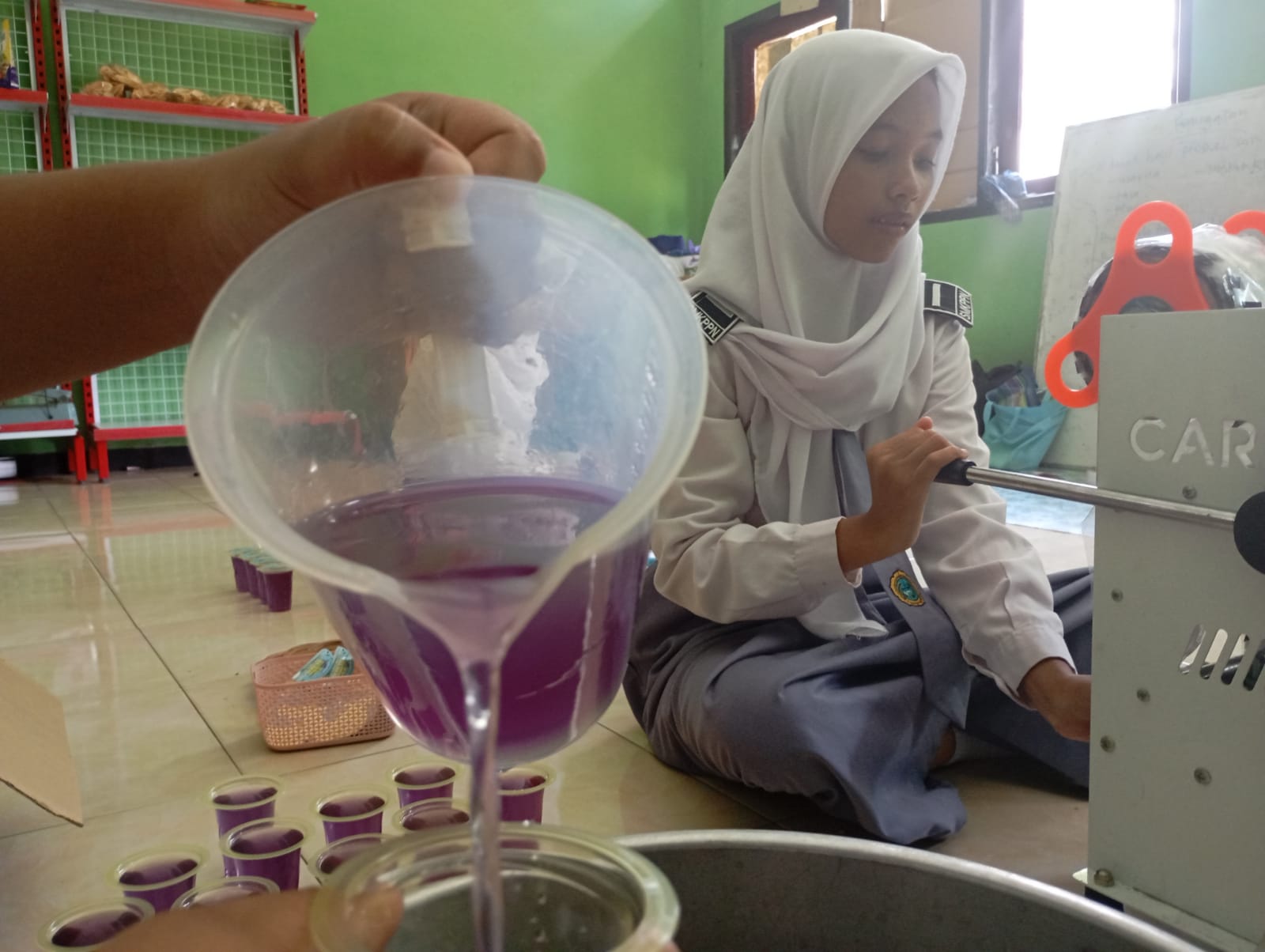 KREATIF: Siswa SMKPPN Mataram membuat minuman dari bunga telang di sekolah setempat, belum lama ini.