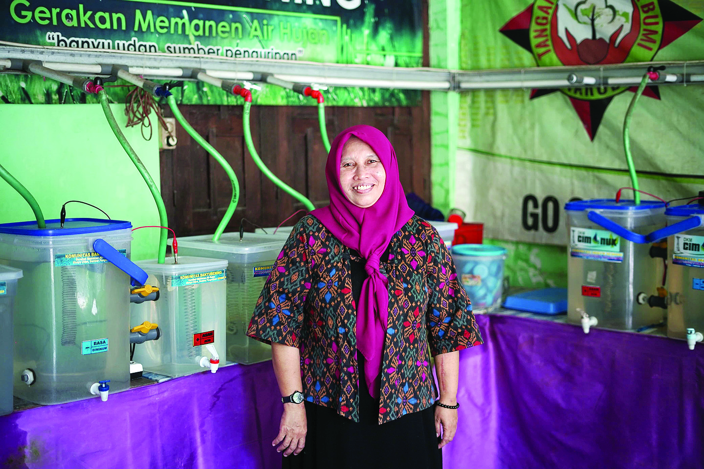 RAIH AWARD: Pendiri Banyu Bening Sri Wahyuningsih bersama perlengakapan mengolah air hujan menjadi siap minum dengan sistem elektrolisis.