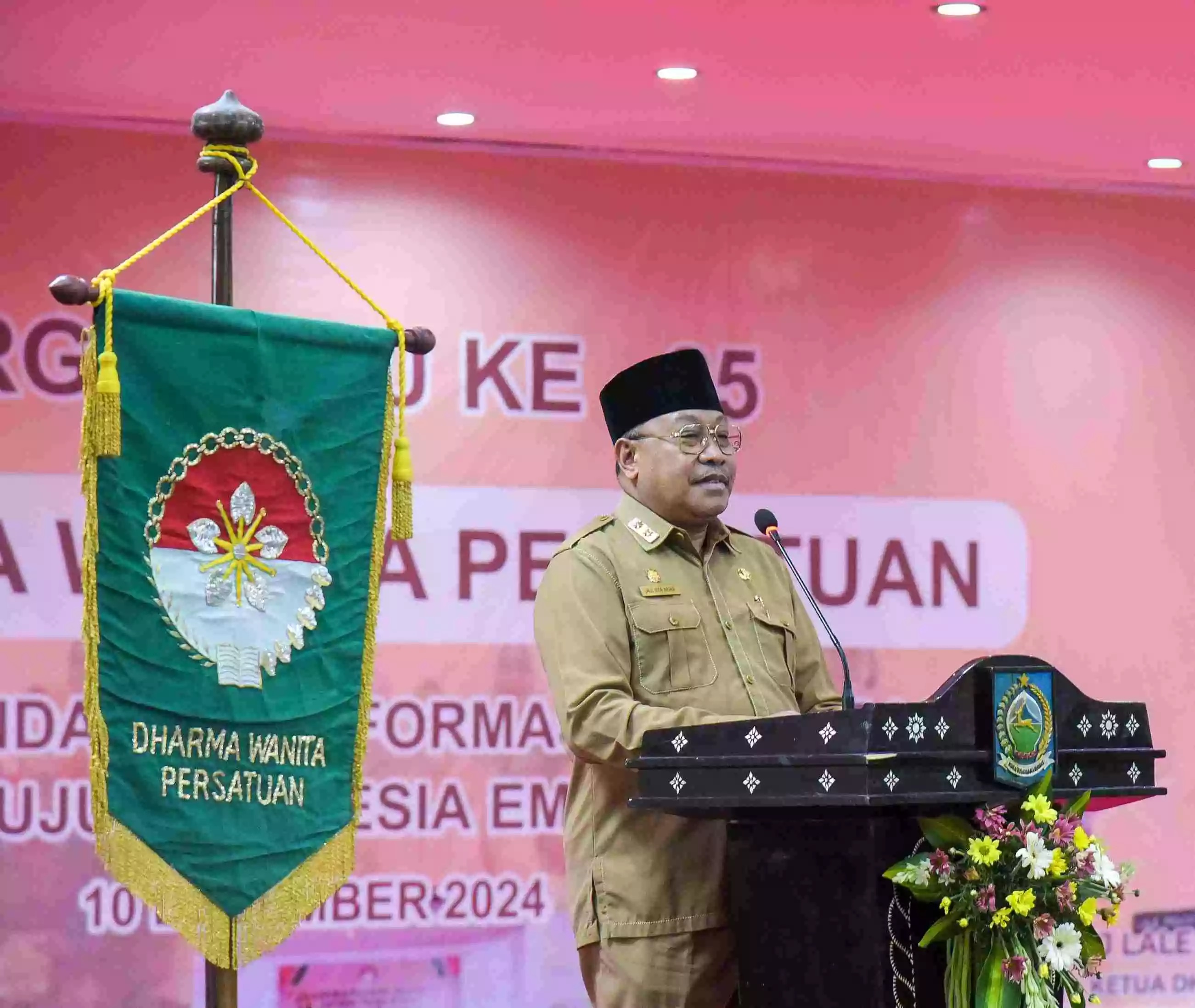 Sekda NTB Lalu Gita Ariadi saat menghadiri peringatan HUT ke-25 DWP NTB di Graha Bhakti Praja, Kantor Gubernur NTB, kemarin (10/12).