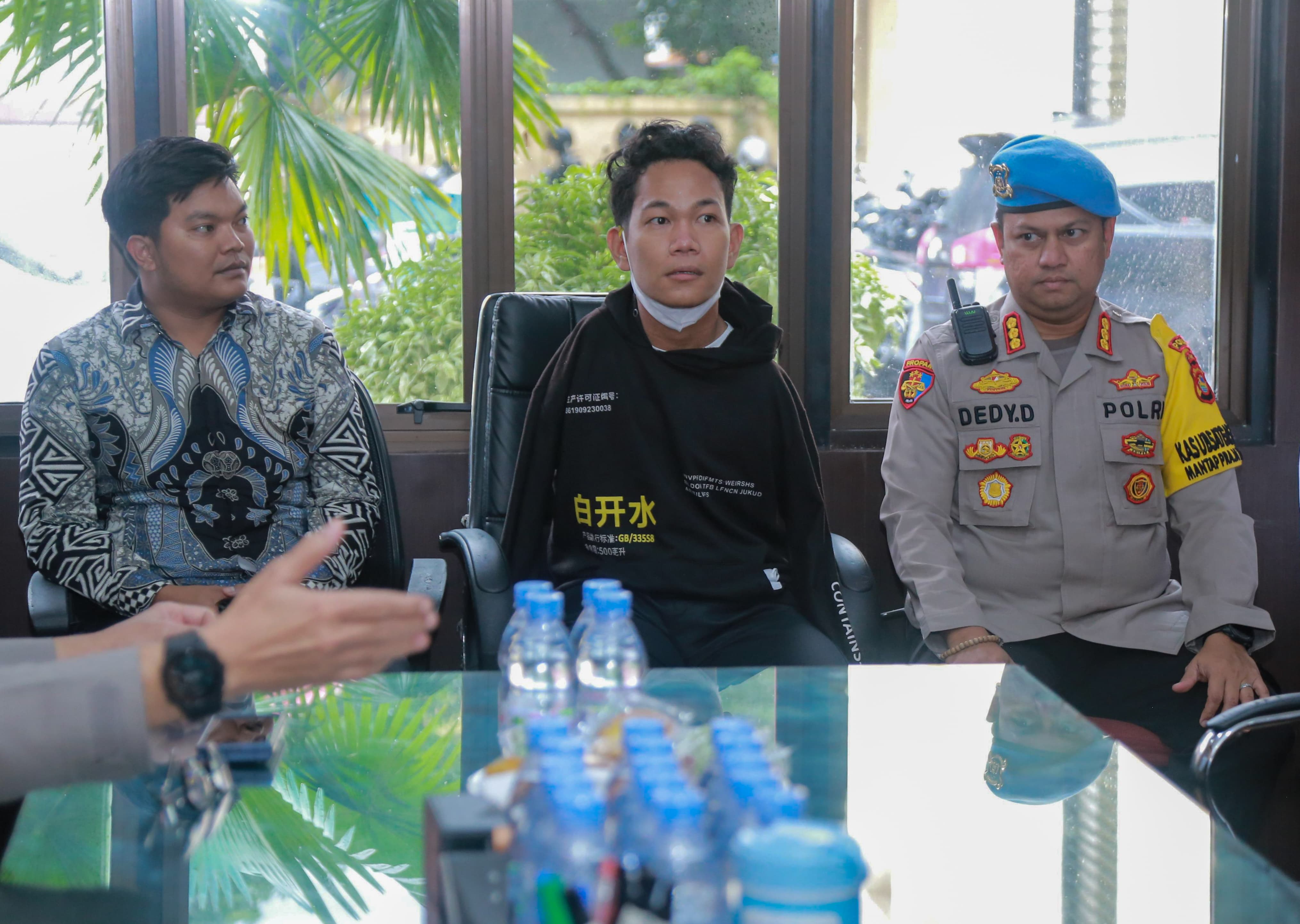 IWAS alias Agus Buntung didampingi kuasa hukumnya saat memenuhi panggilan penyidik Ditreskrimum Polda NTB dan ditemui Mensos, Senin (9/12).