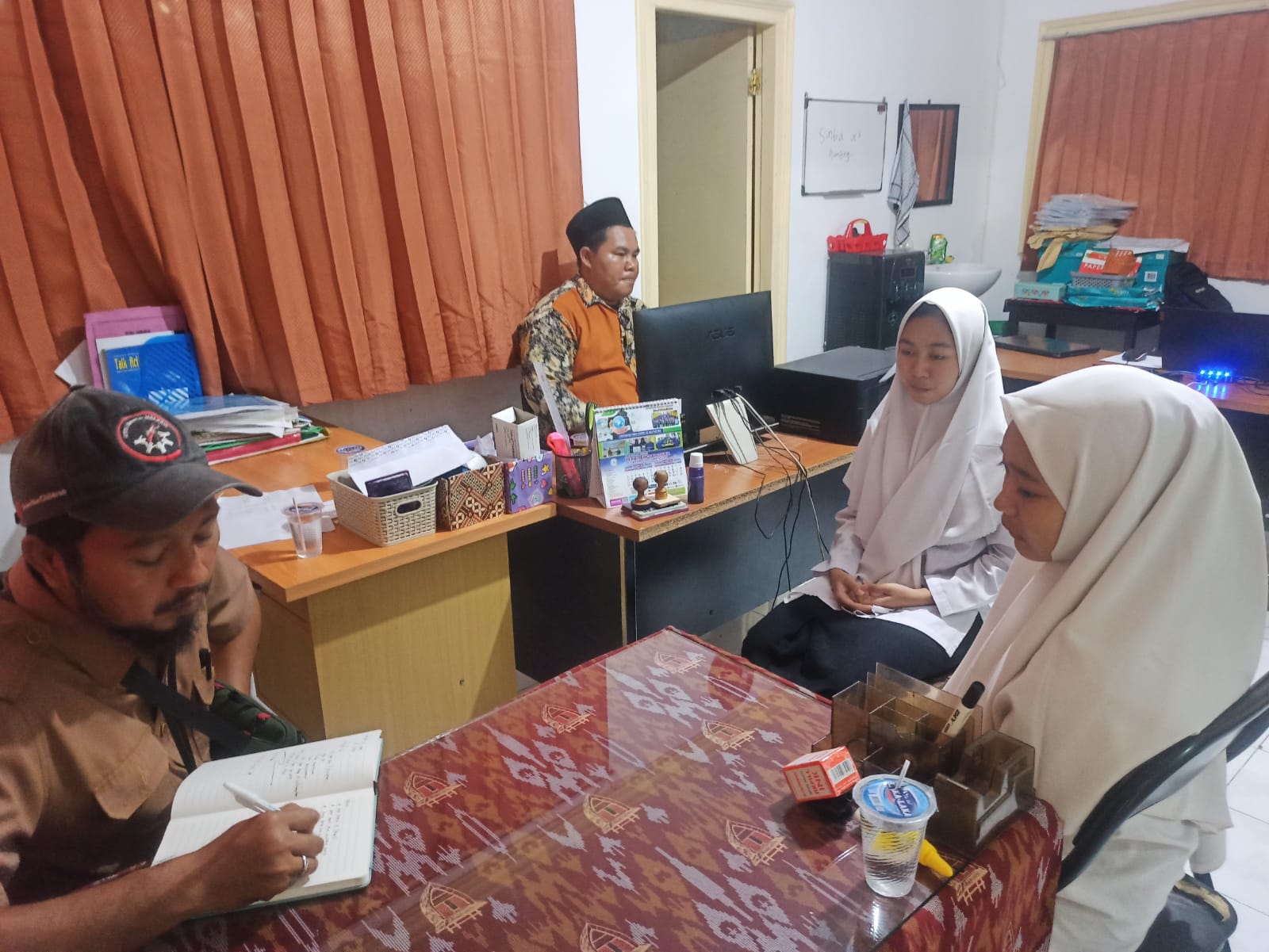 Para&nbsp;santriwati menceritakan kronologi keracunan makanan yang dialami kepada petugas Dikes Lobar.