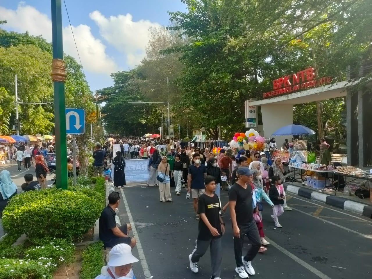 PERLU PENATAAN: Sejumlah pengunjung menikmati kegiatan car free day di Jalan Udayana, beberapa waku lalu.