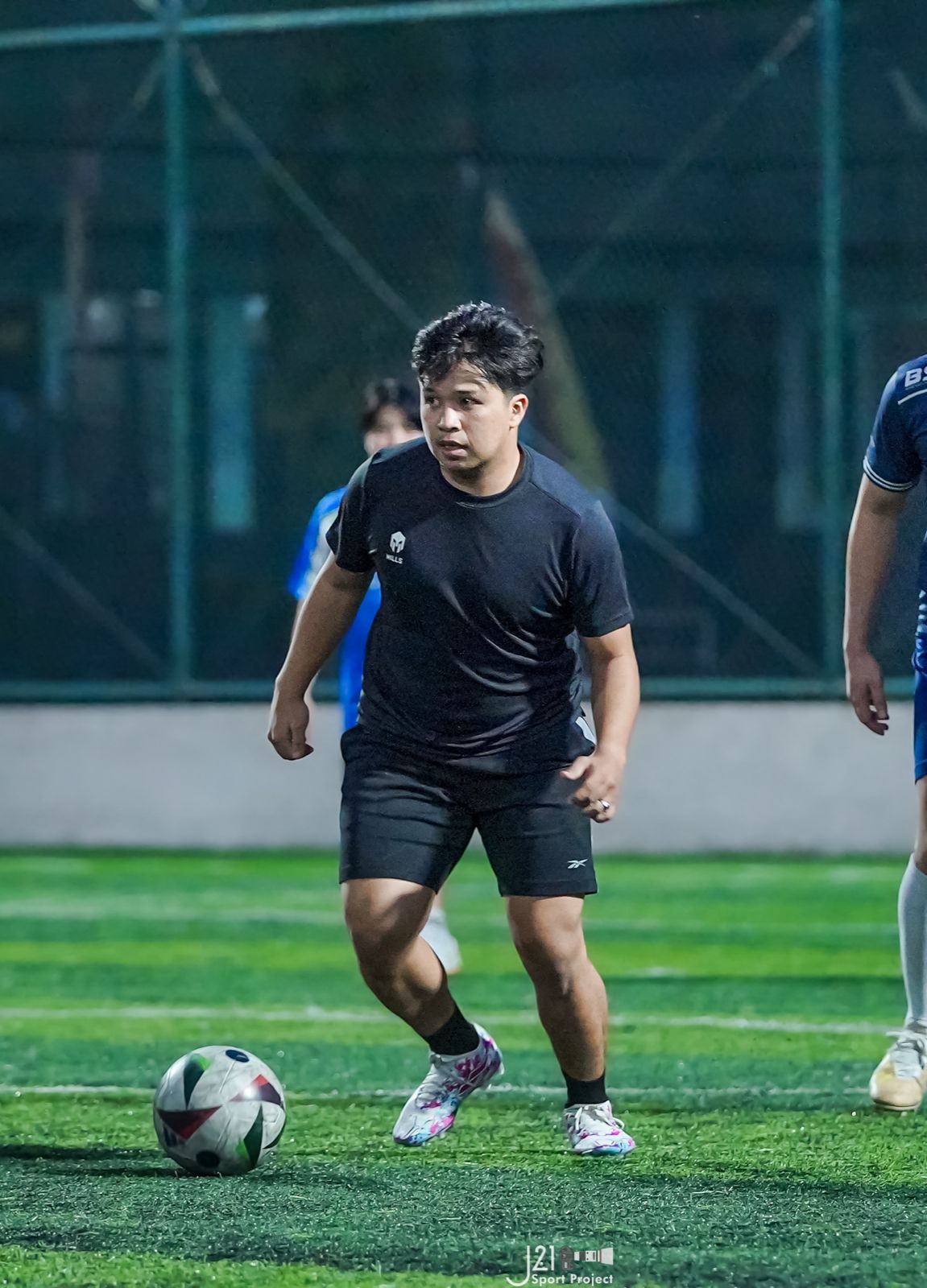 BERMAIN: Ketua Asosiasi Futsal Kabupaten Lombok Timur (Afkab Lotim) saat bermain futsal.