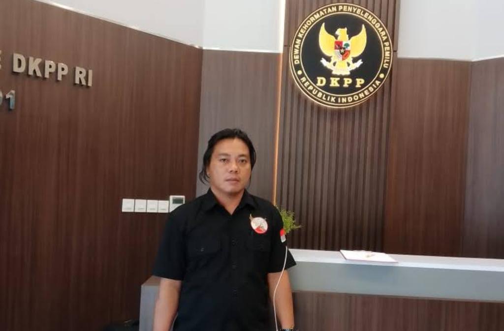 UPAYA HUKUM: Wiramaya saat memasukkan gugatannya ke DKPP RI, di Jakarta, Oktober lalu.