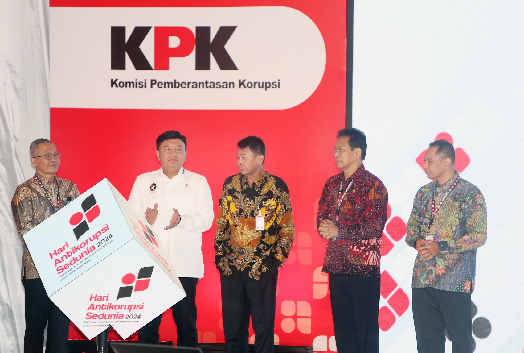 Menteri Koordinator Bidang Politik dan Keamanan Budi Gunawan (kedua kiri), Ketua KPK Nawawi Pomolango (tengah), Wakil Ketua KPK Alexander Marwata (kiri) dan Wakil Ketua KPK Johanis Tanak (kedua kanan) dan Wakil Ketua KPK Nurul Ghufron (kakan), membuka pun