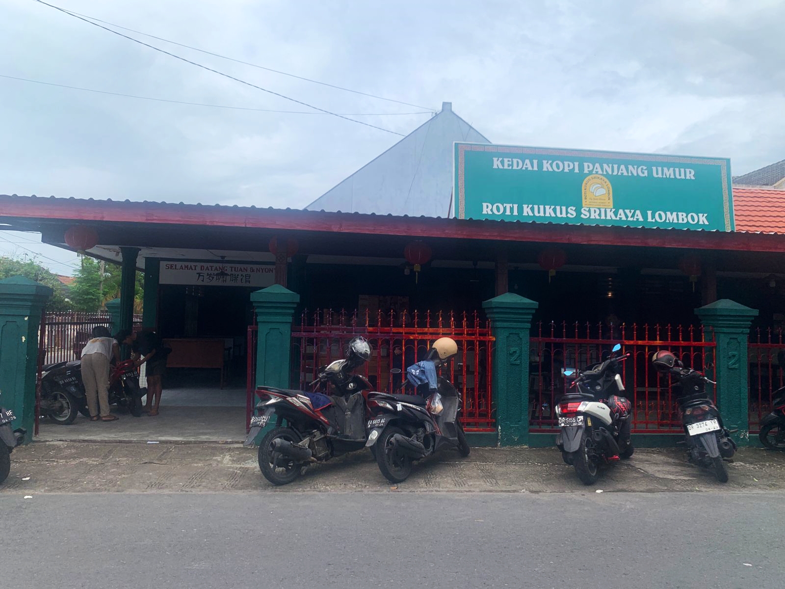 DESAIN UNIK: Iniah Kedai Panjang Umur yang memiliki desain unik khas Pontianak, di Mataram.