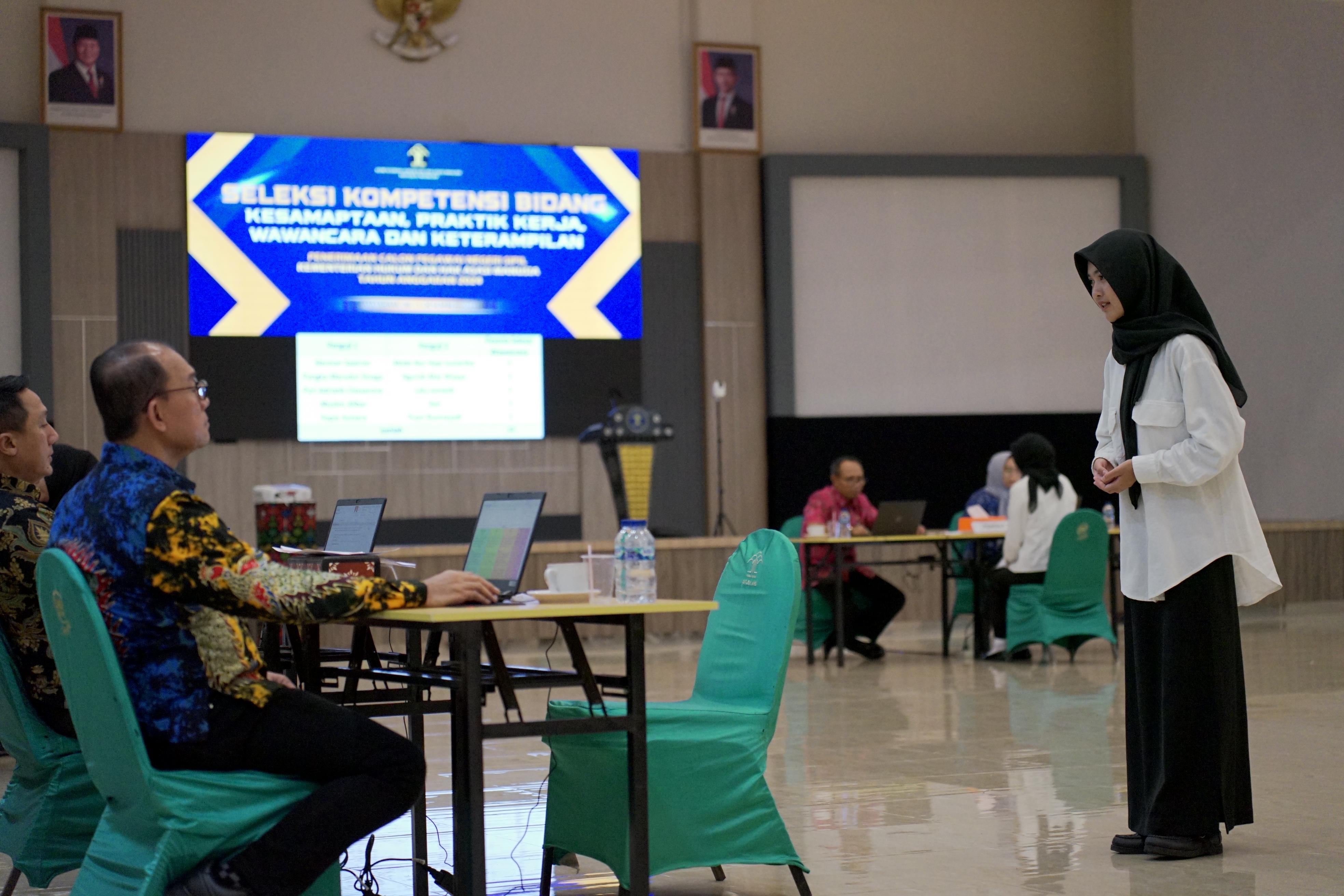 TAMPILKAN KEMAMPUN: Salah seorang peserta tes SKB Wawancara dan Keterampilan CPNS Kemenkumham 2024 tampil di hadapan penguji.