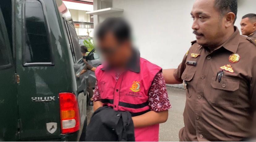 DIJERAT PASAL BERLAPIS: Tersangka Hairul Juhdy saat ditahan Kejari Bima, Senin (9/12).