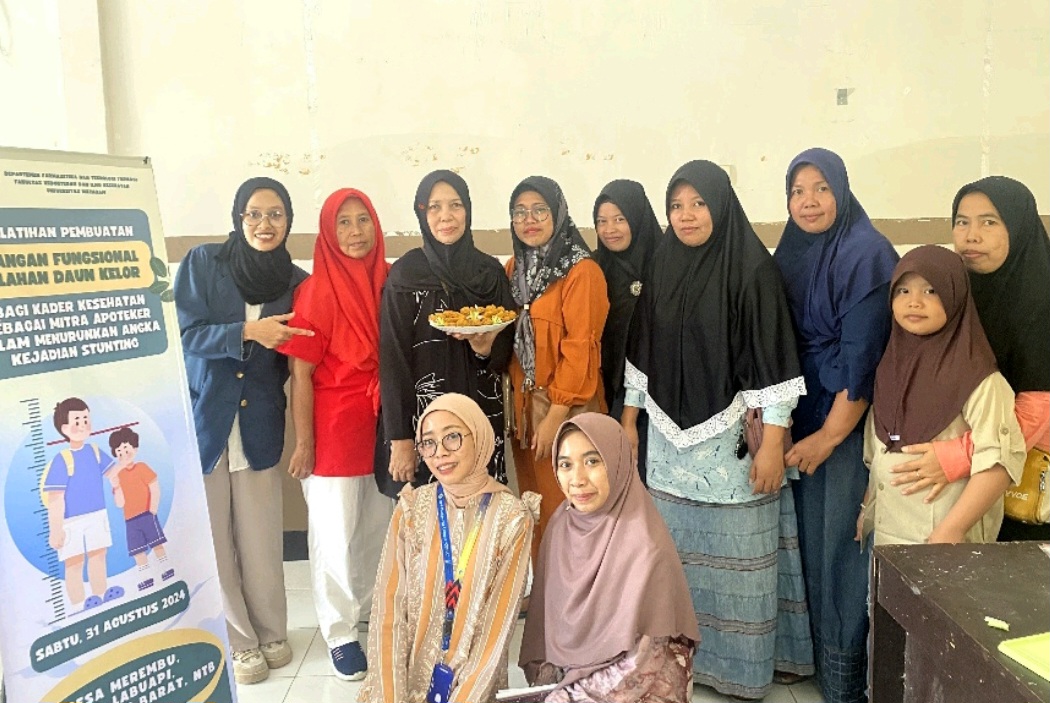 CEGAH STUNTING: Tim dari Departemen Farmasetika dan Teknologi Farmasi Fakultas Kedokteran dan Ilmu Kesehatan Unram menggelar pelatihan pembuatan pangan fungsional olahan daun kelor di Desa Merembu.