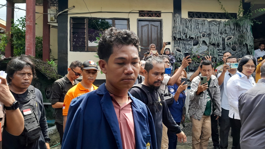 REKA ADEGAN: Tersangka kasus dugaan pelecehan seksual fisik IWAS alias Agus Buntung menjalani rekonstruksi di Nang&rsquo;s Homestay, Rabu (11/12).