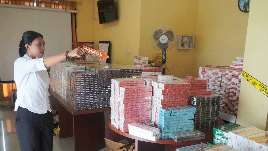 DIAMANKAN: Anggota Satreskrim Polresta Mataram mengamankan belasan ribu bungkus rokok ilegal di Desa Sembung, Kecamatan Narmada, Lombok Barat.