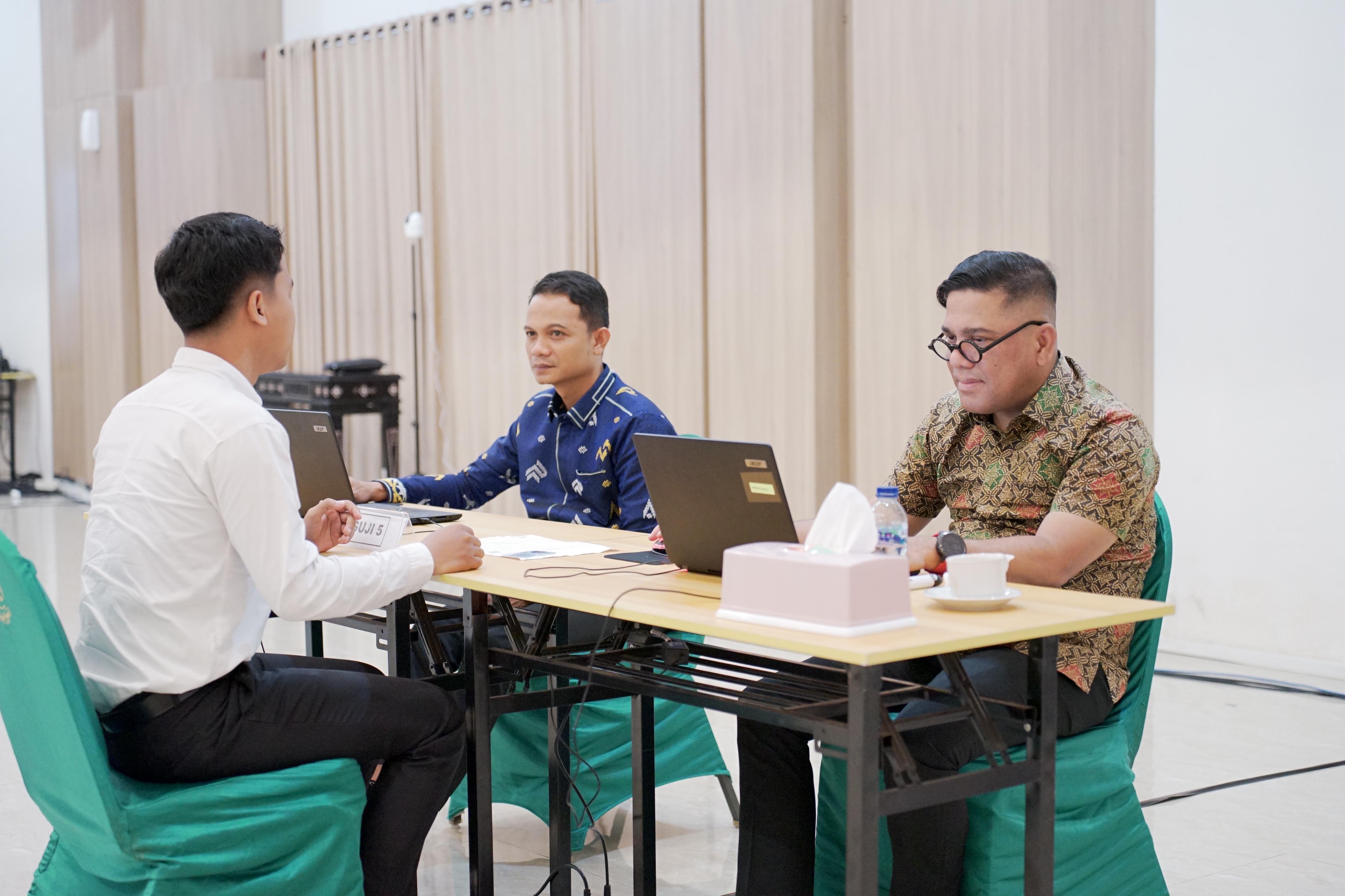 DIUJI: Kakanwil Kemenkumham NTB Parlindungan menjadi penguji pada tes tahapan Seleksi Kompetensi Bidang (SKB) Wawancara dan Keterampilan.