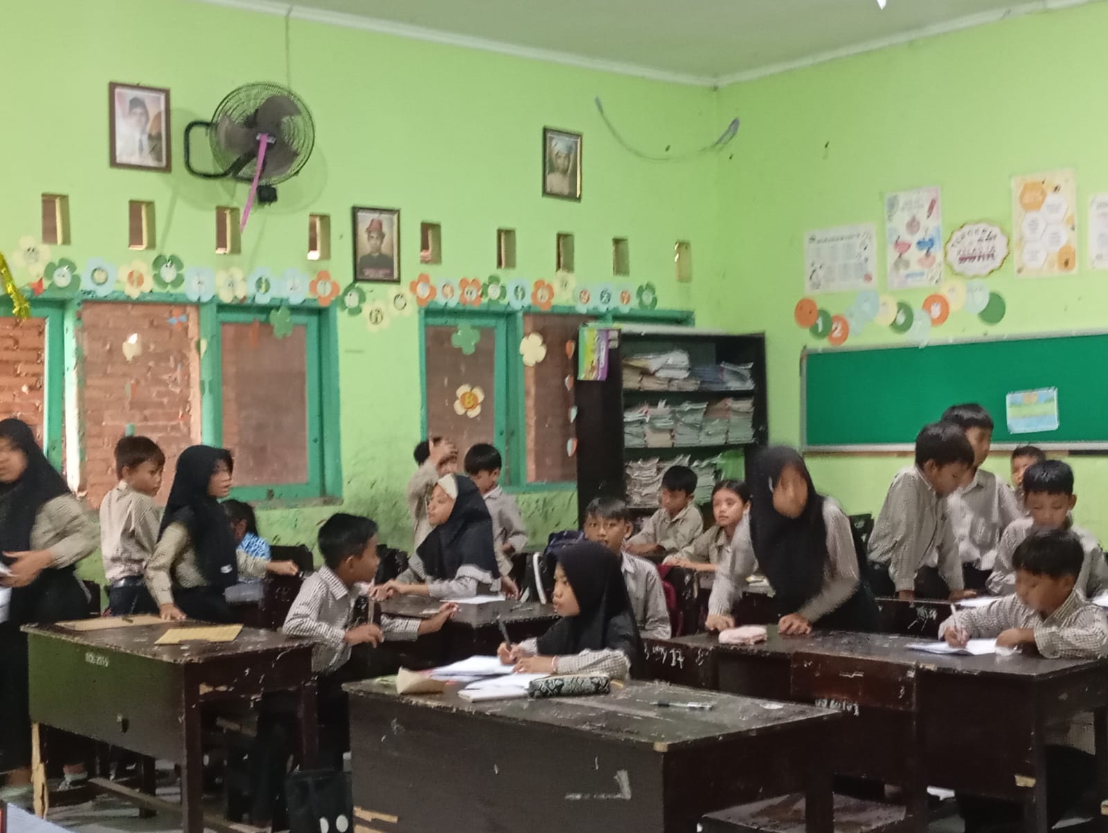 BELAJAR: Murid SDN 3 Ampenan kembali melaksanakan kegiatan belajar mengajar (KBM), setelah sempat terendam banjir beberapa hari lalu.