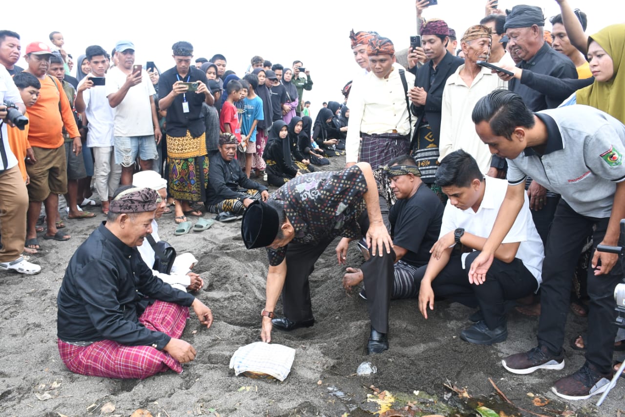 LESTARIKAN BUDAYA: Bupati Djohan melaksanakan ritual Empas Menanga di Desa Akar-Akar, Kecamatan Bayan, Rabu (11/12)