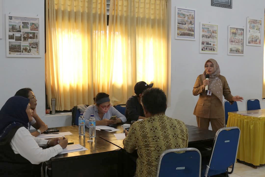 SAMPAIKAN MATERI: Kepala Bidang Pengembangan Perdagangan Luar Negeri (PPLN) Disdag NTB Baiq Denny Evita Darmiyana (kanan) menyampaikan materi terkait ekspor, dalam Focus Group Discussion (FGD).