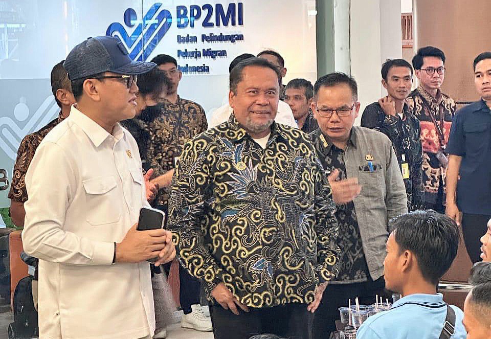 Ketua DPD APJATI NTB H Edy Sofyan bersama Menteri P2MI Abdul Kadir Karding saat melepas keberangkatan PMI, Kamis (12/12).
