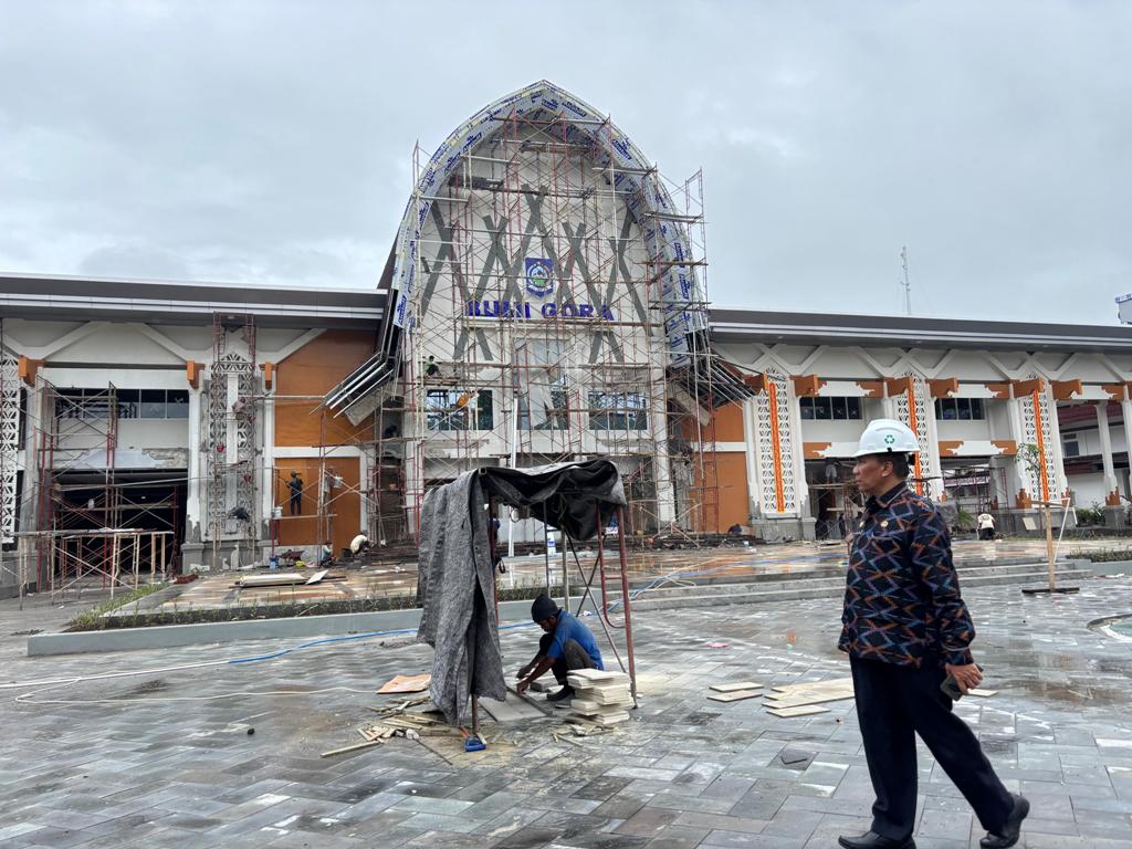 PASTIKAN PEKERJAAN: Asisten II Setda NTB H Fathul Gani saat meninjau langsung, perkembangan rehabilitasi Kantor Gubernur NTB, Kamis (12/12).