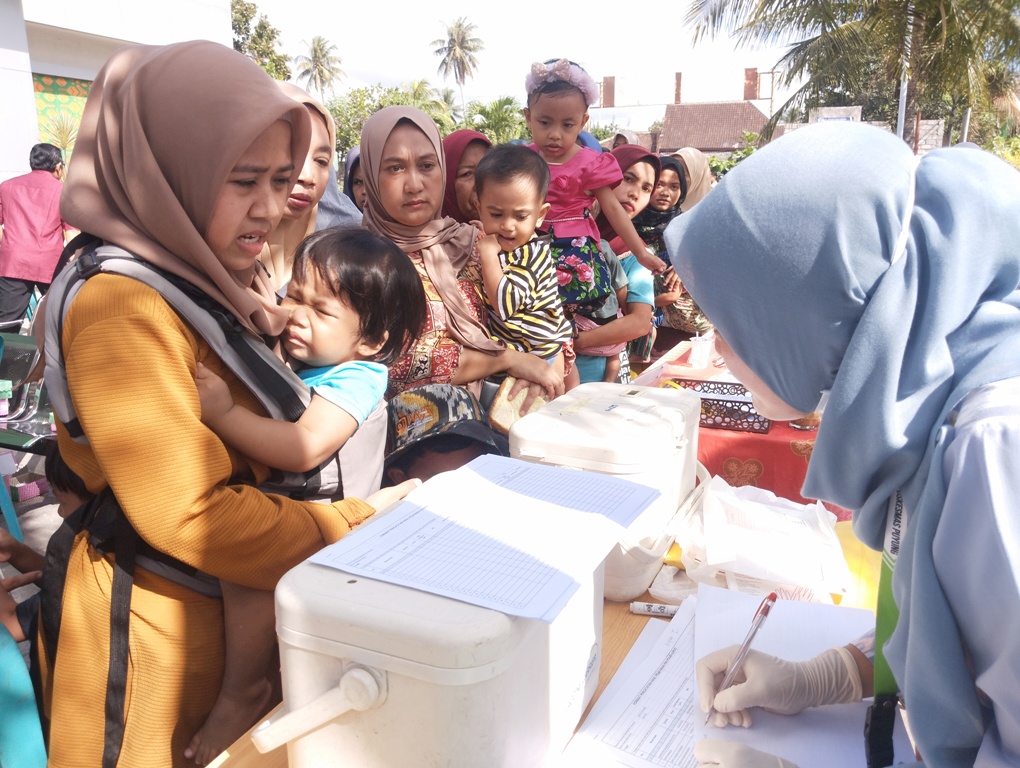 TARGET SATU DIGIT: Sejumlah ibu-ibu membawa anaknya mengecek kondisi kesehatan dan perkembangan buah hati dalam kegiatan posyandu di Puskesmas Puyung, Loteng, beberapa waktu lalu.