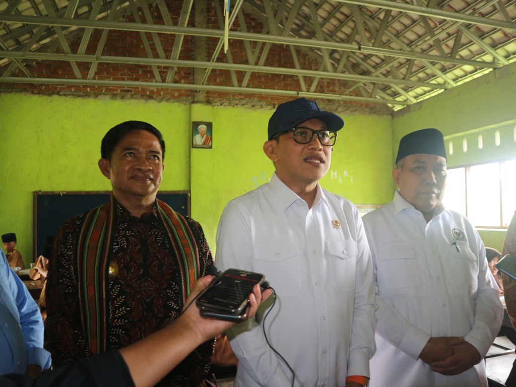 TINJAU: Menteri Pelindungan Pekerja migran Indonesia/Kepala Badan Pelindungan Pekerja Migran Indonesia Abdul Kadir Karding (tengah) saat mengunjungi Madrasah Ibtidaiyah NW Jenggik Utara. Lotim.