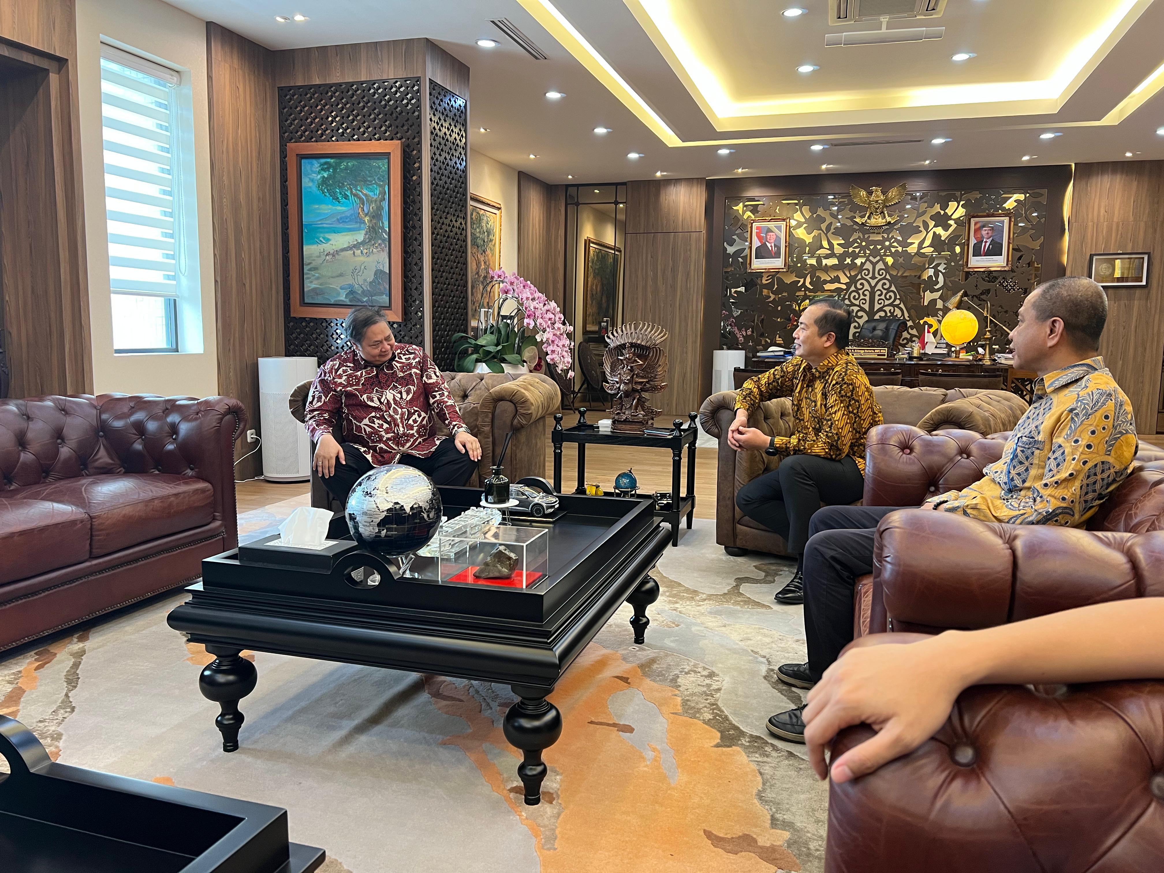 Gubernur NTB terpilih Lalu Muhamad Iqbal bertemu Menteri Koordinator Bidang Perekonomian Airlangga Hartarto membahas beragam isu untuk kemajuan Provinsi NTB.