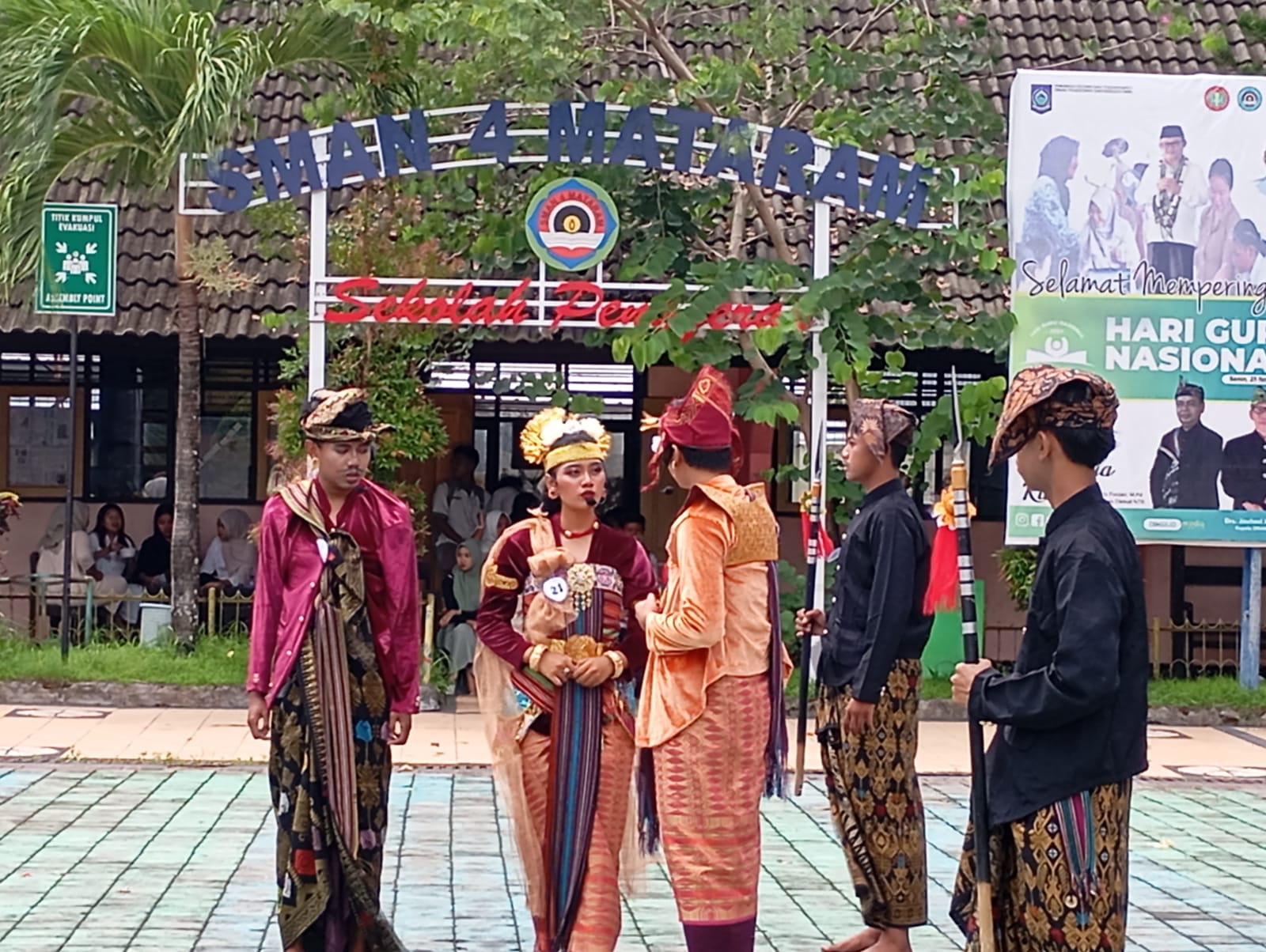 AJANG KREATIVITAS: Siswa SMAN 4 Mataram bermain drama pada ajang Pensi di halaman sekolah setempat, Rabu (11/12). &nbsp;