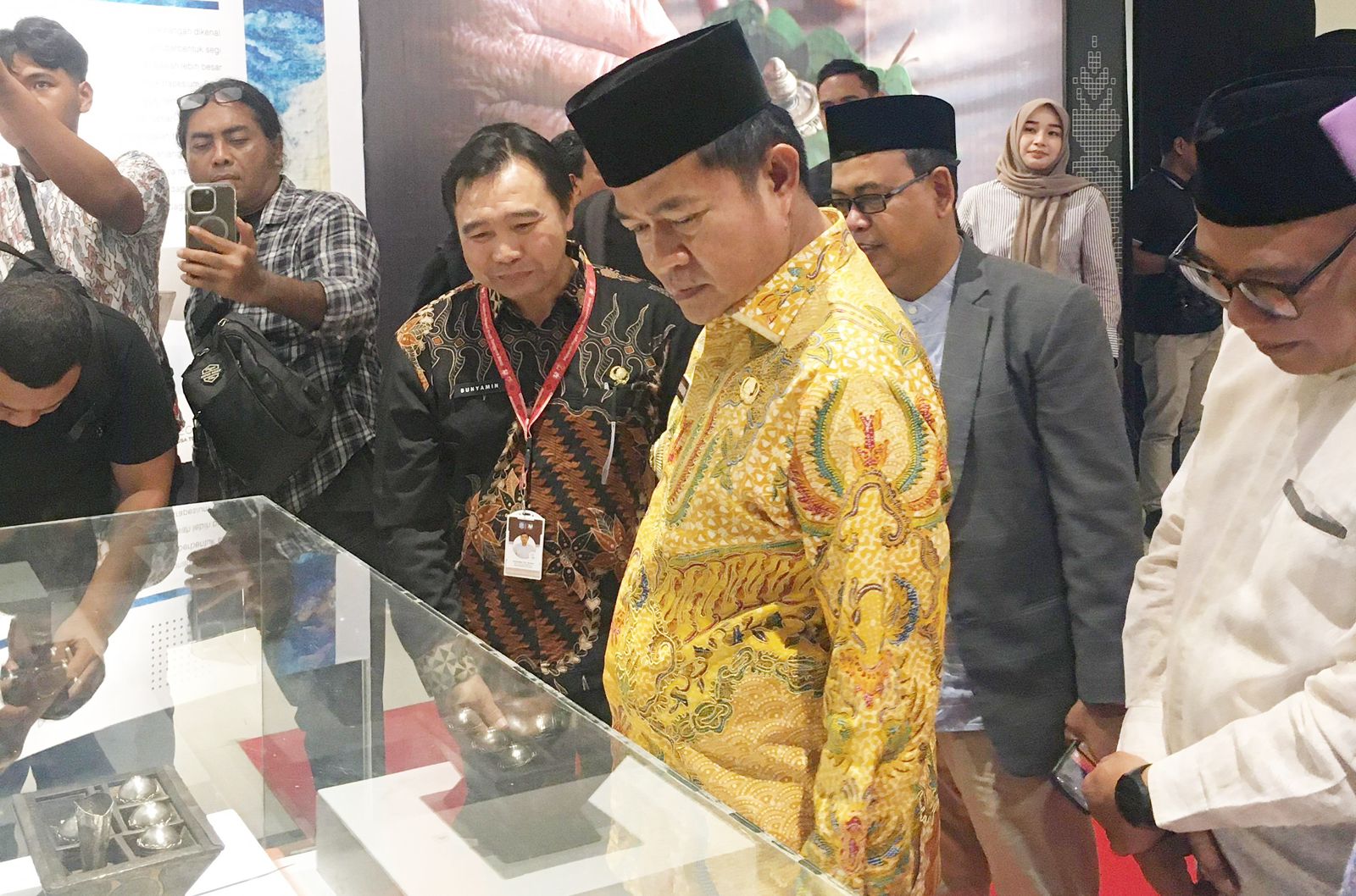 WARISAN BUDAYA: Pj Gubernur NTB Hassanudin (kemeja kuning) saat melihat koleksi alat-alat rumah tangga masyarakat Bumi Gora, di pameran temporer yang digelar di Museum Negeri NTB, Jumat (13/12).