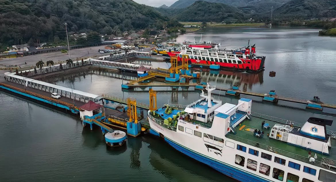 TRANSPORTASI LAUT: Aktivitas bongkar muat penumpang dan angkutan yang berlangsung di Pelabuhan Lembar, Lombok Barat, belum lama ini.
