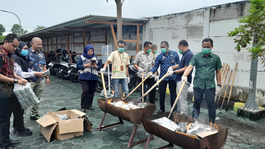 PEMUSNAHAN: Kejari Mataram memusnahkan sejumlah barang bukti perkara pidana umum (Pidum), Jumat (13/12).