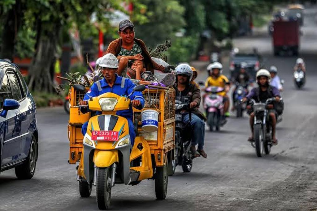 PENANGANAN SAMPAH: Petugas pengangkut sampah di tingkat lingkungan bersiap mengambil sampah ke rumah warga di kawasan Cakranegara, Mataram, beberapa waktu lalu.&nbsp;