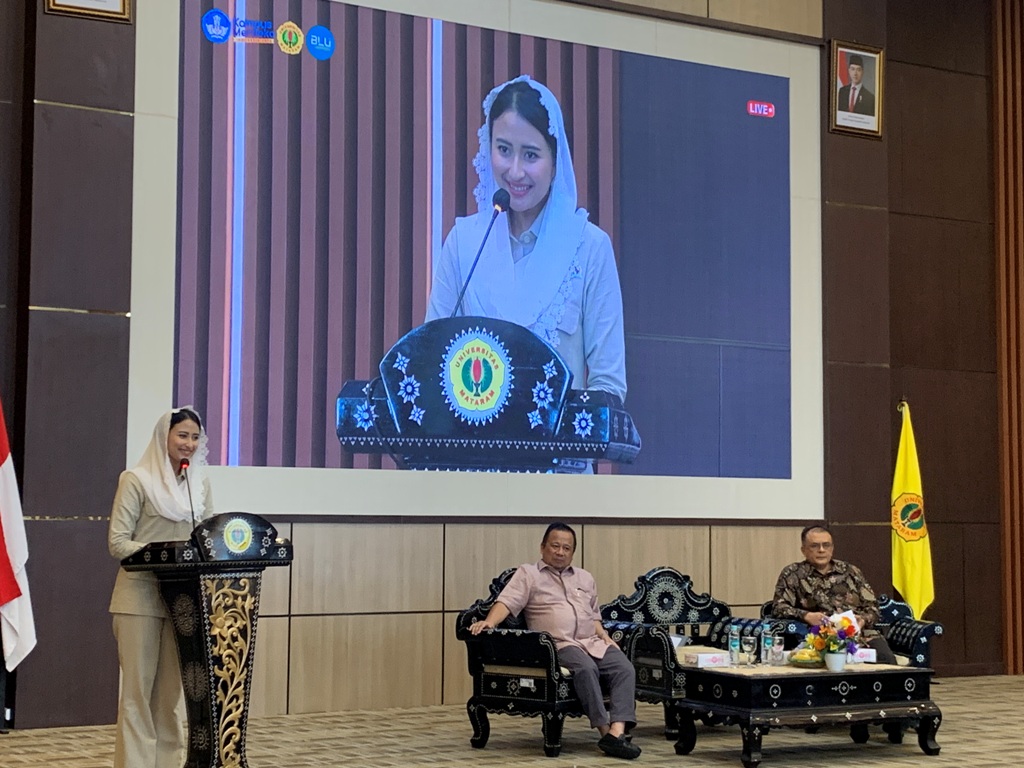 KUNJUNGAN: Wakil Menteri Perdagangan (Wamendag) Dyah Roro Esti Widya Putri dalam kuliah umum di Universitas Mataram (Unram), Jumat (13/12).&nbsp;