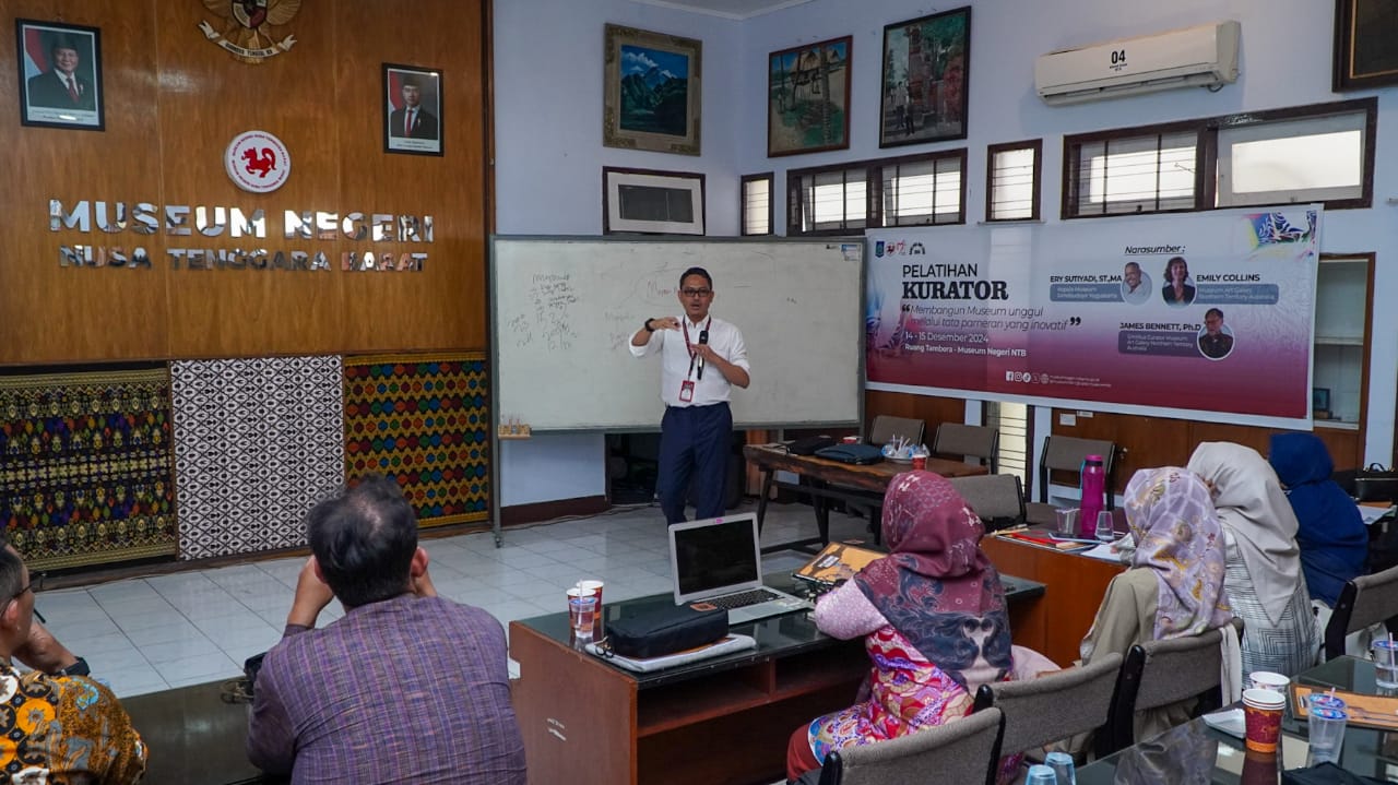 Kepala Museum Negeri NTB Ahmad Nuralam saat memberikan sambutan di pelatihan kurator bertajuk