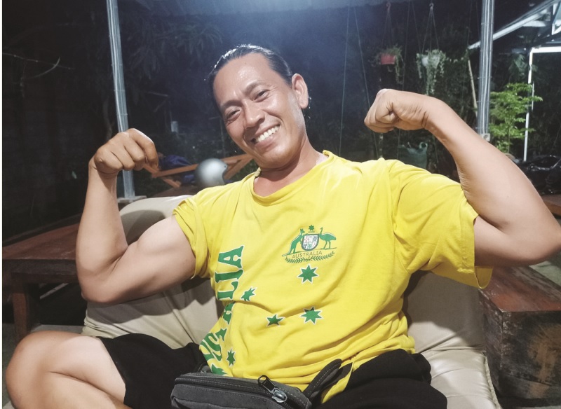 BADAN KEKAR: Instruktur Gym Suwarno menunjukkan ototnya saat sedang duduk berdiskusi dengan instruktur lain di Mataram, Jumat (13/12).