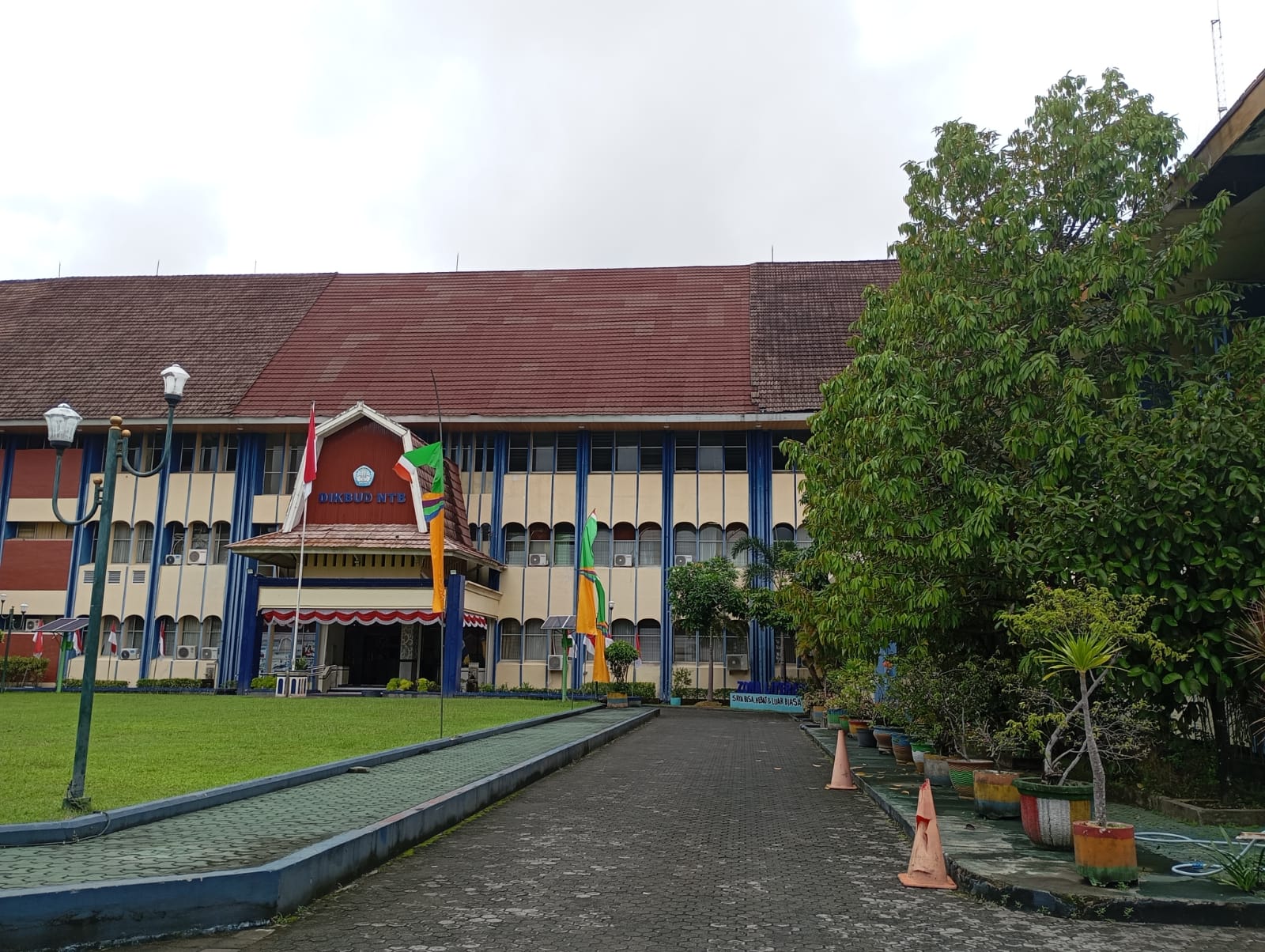 TIDAK SEPERTI BIASANYA: Kantor Dikbud NTB di Jalan Pendidikan terlihat sepi dari luar, Kamis (12/12).