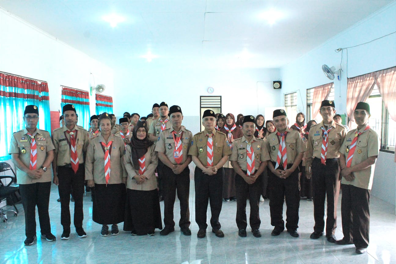 GERAKAN PRAMUKA: Ketua Kwarcab Gerakan Pramuka Kota Mataram H Didi Sumardi (lima dari kanan) bersama panitia dan peserta KMD saat penutupan di SMPN 23 Mataram, pekan lalu.