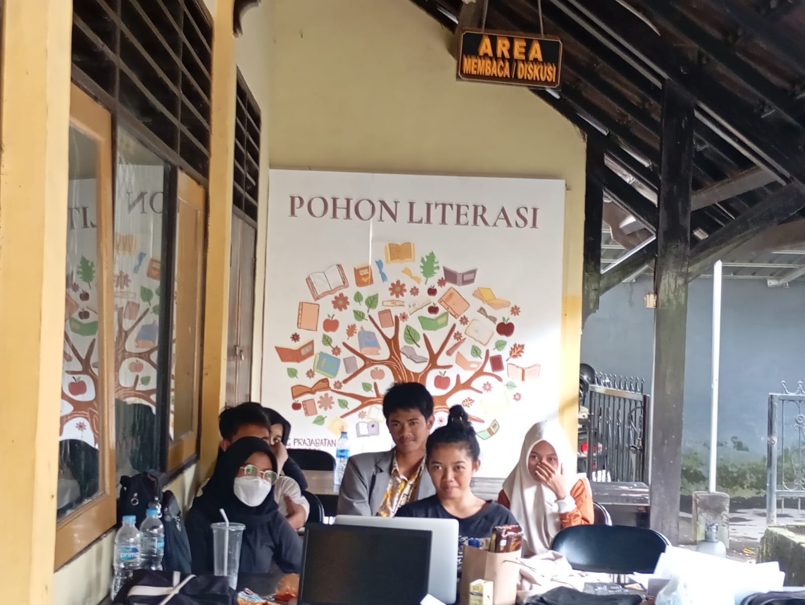 KUATKAN LITERASI: Sejumlah siswa SMAN 3 Mataram melaksanakan pembelajaran literasi visual di perpustakaan sekolah setempat, Kamis (12/12).