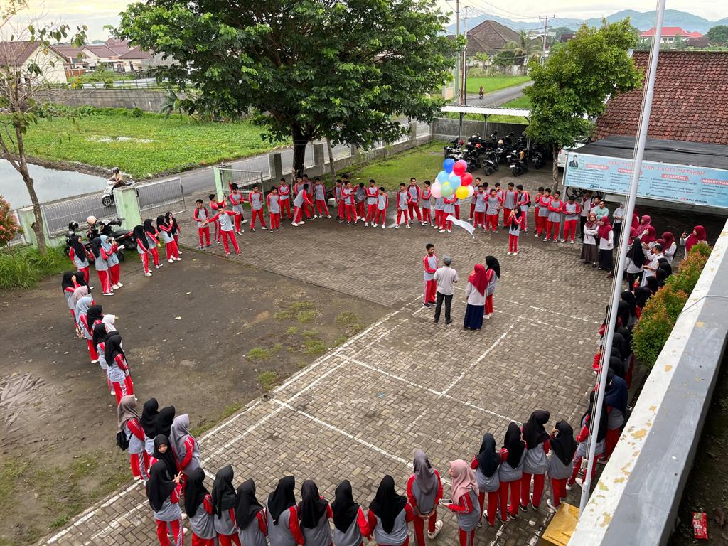 MERIAH: Kepala MAN 3 Mataram Lalu Mufti Sadri melepas balon ke udara sebagai tanda dibukanya GOKIL rangkaian milad ke VI madrasah setempat, Kamis (12/12)