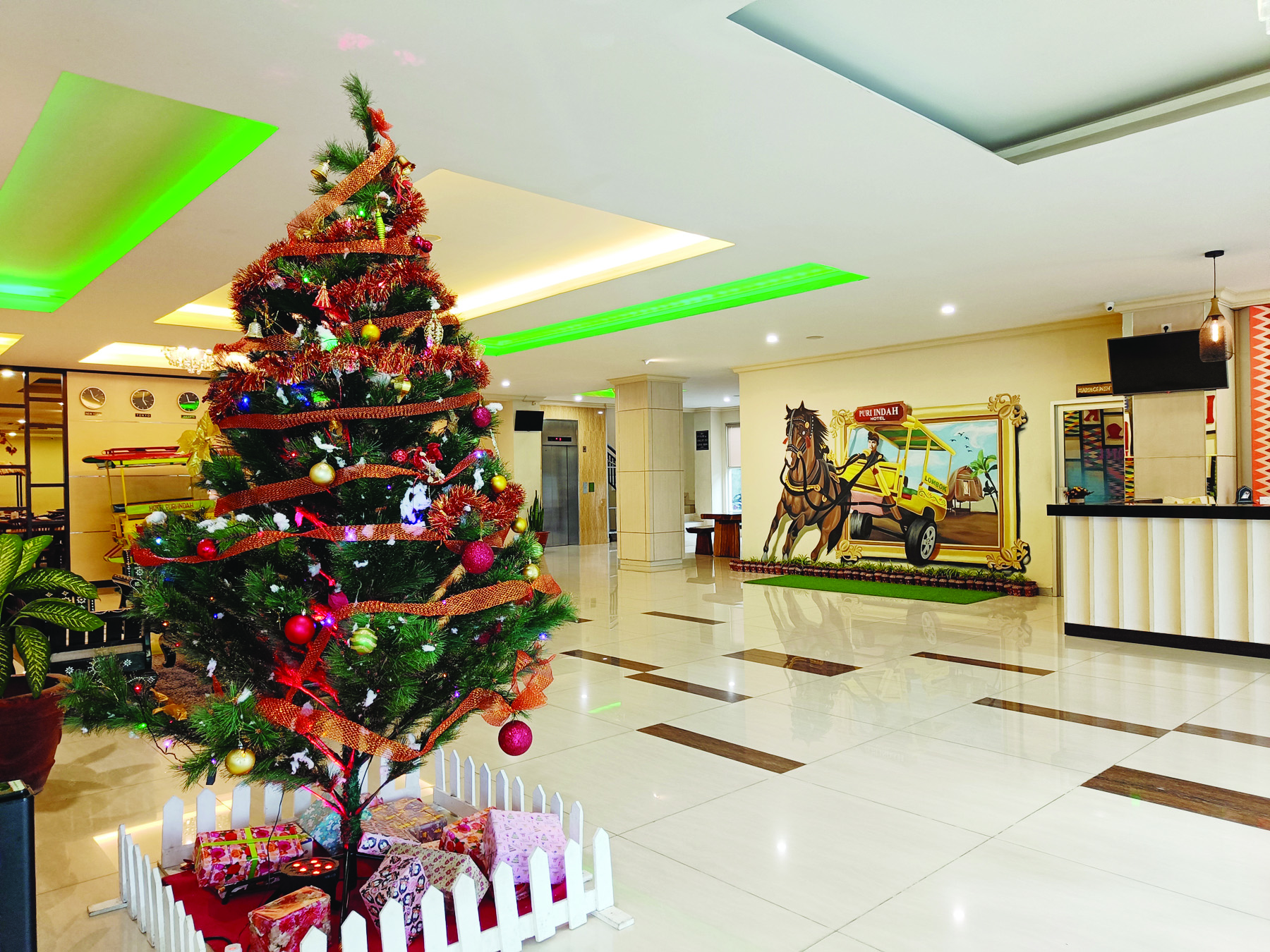 SUASANA NATAL: Pohon natal terpajang di salah satu Hotel di Kota Mataram, Kamis (12/12).