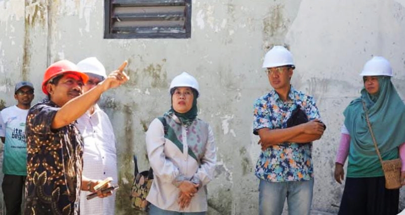 PEMANTAUAN: Dirjen IKMA Kemenperin RI Reni Yanita (tengah) melihat perkembangan pembangunan gedung Balai Kemasan Produk Daerah NTB, di Mataram.
