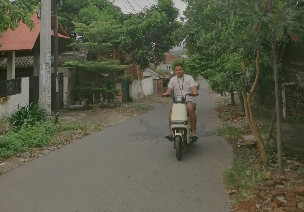 MENGENDARAI: pengguna sepeda listrik di Lombok Timur (Lotim) melintas di jalan desa. Kepolisian meminta masyarakat untuk menghindari jalan raya dengan sepeda listrik.