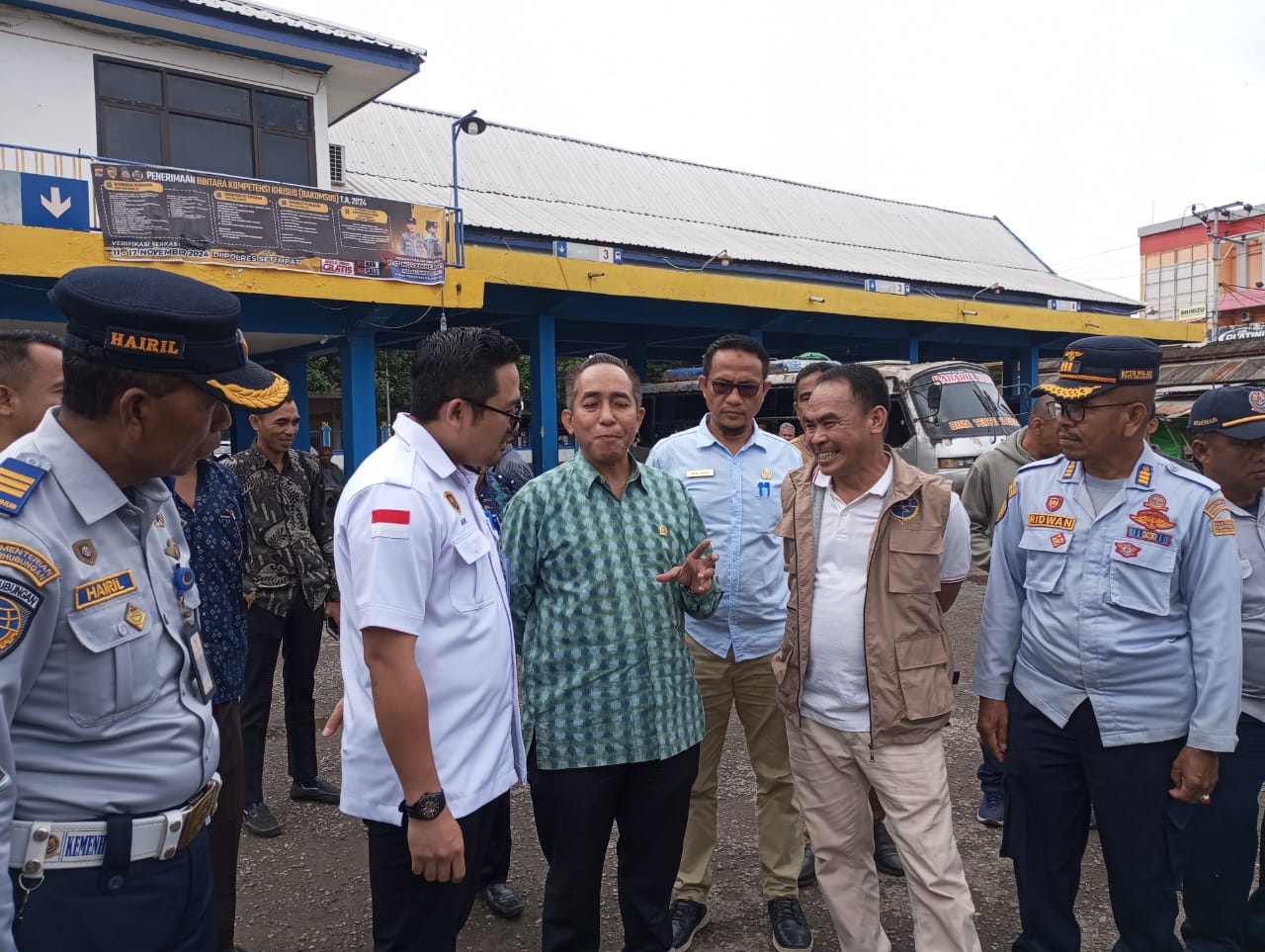 TINJAU: Anggota Komisi V DPR RI H Mori Hanafi didampingi Kepala Dinas Perkim Kota Bima A Faruk, Kepala Dishub Kota Bima Is Fahmi dan Kabid Sarana dan Prasarana Balai Pengelola Transportasi.