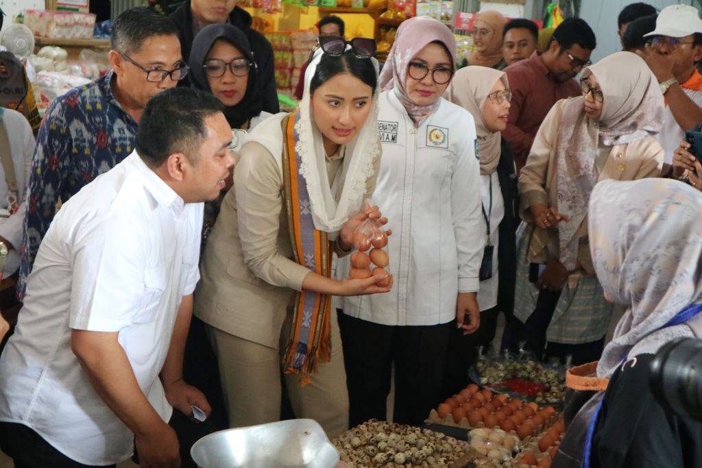 PANTAU HARGA DAN STOK: Wakil Menteri Perdagangan RI Dyah Roro Esti Widya Putri memantau perkembangan harga dan ketersediaan bahan pokok pada sejumlah pedagang di Pasar Renteng, Praya, Loteng.