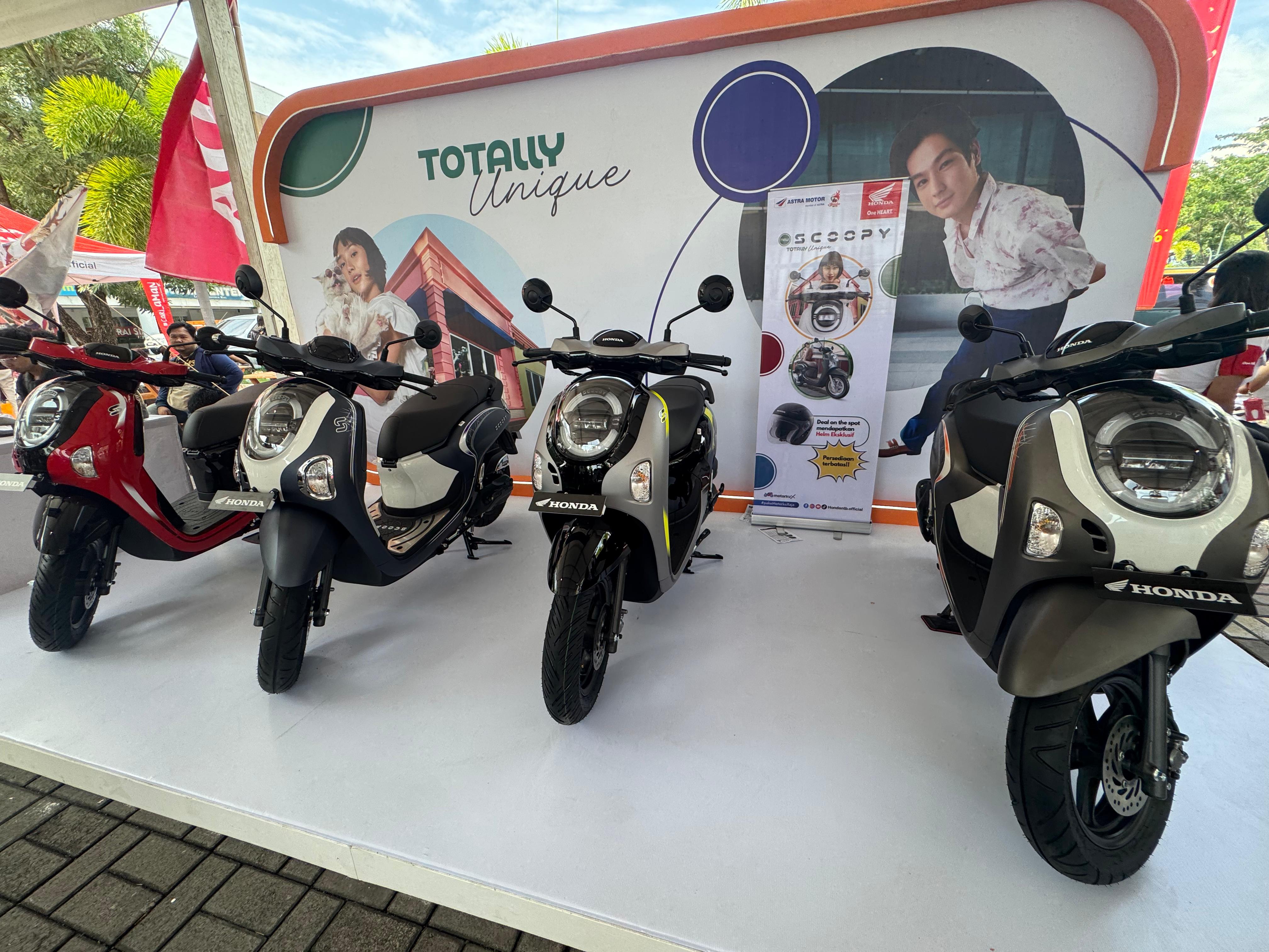 KENALKAN KE MASYARAKAT NTB: Display produk New Honda Scoopy ditampilkan di halaman LEM Mataram, Sabtu (14/12).
