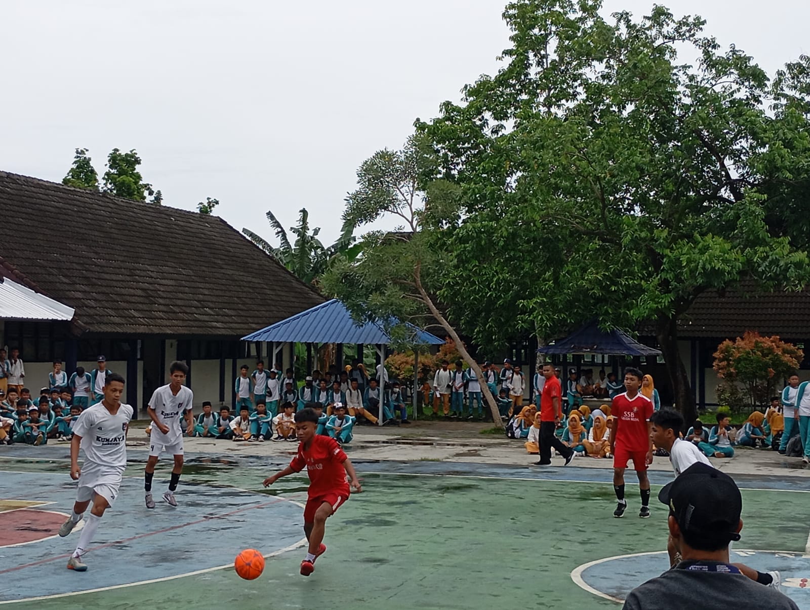 MERIAH: Siswa SMPN 8 Mataram mengikuti lomba futsal pada class meeting diadakan sekolah setempat, Jumat (13/12).