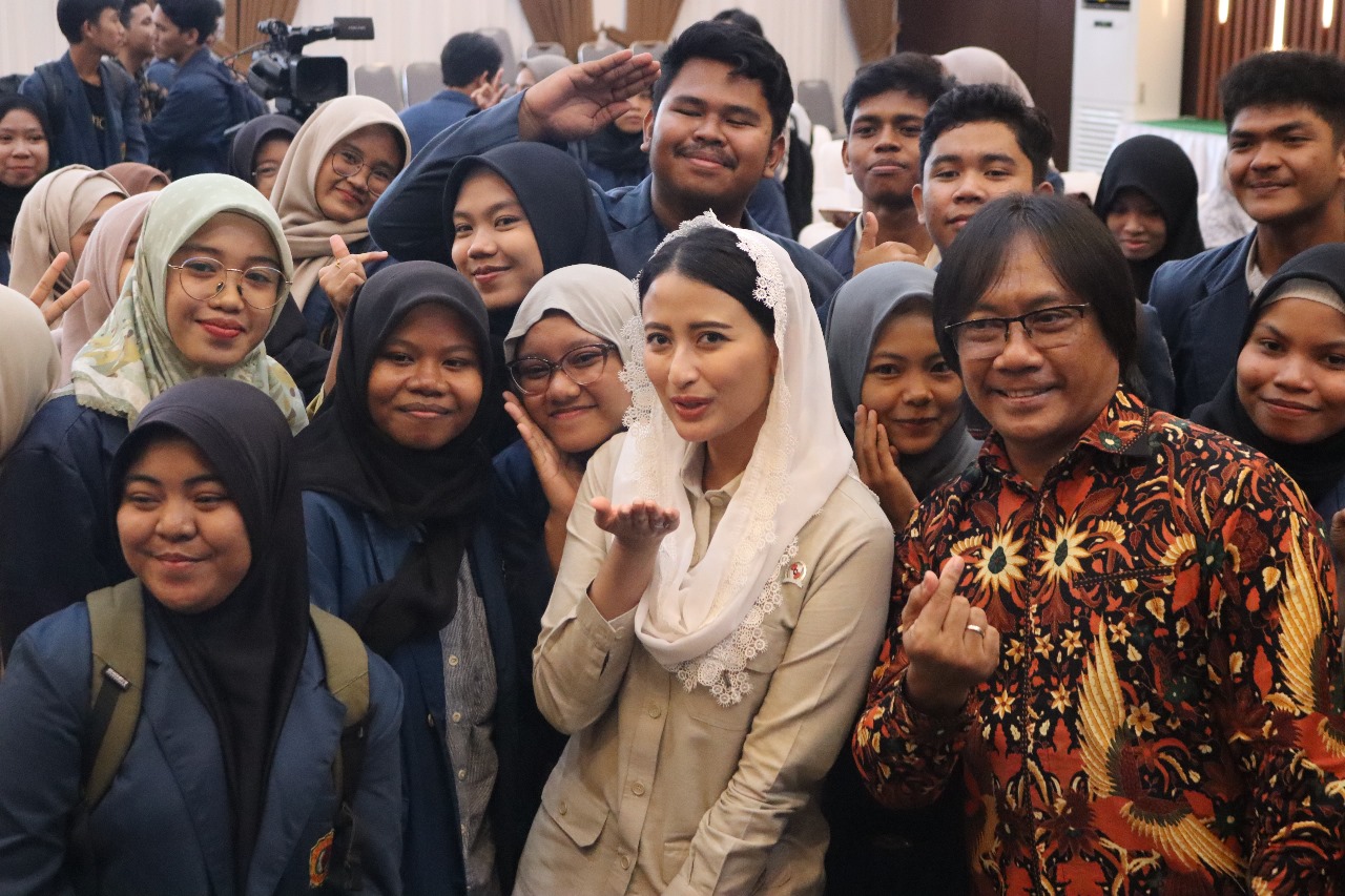 KULIAH UMUM: Wakil Menteri Perdagangan Dyah Roro Esti Widya Putri (tengah), usai kuliah umum di ruang sidang senat Rektorat Unram, Jumat (13/12).