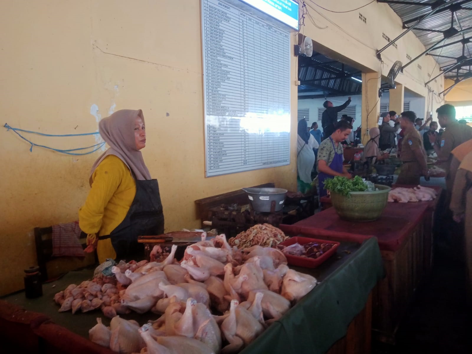 JANGAN MAINKAN HARGA: Seorang pedagang daging ayam menunggu pembeli datang di Pasar Dasan Agung, Mataram, beberapa waktu lalu.