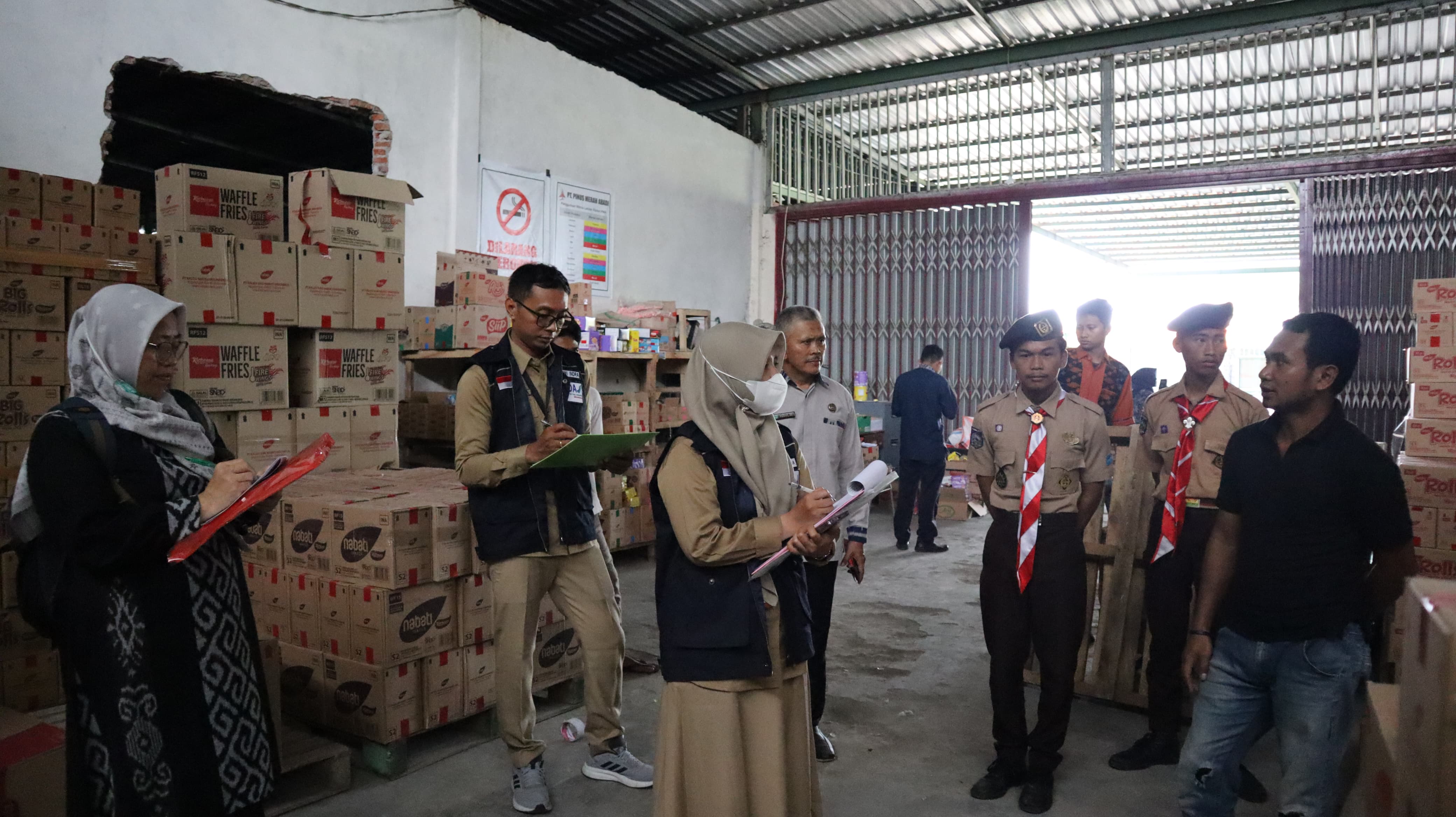 INSPEKSI DISTRIBUTOR: Tim BBPOM Mataram melakukan inspeksi ke salah satu distributor pangan di Kota Mataram, belum lama ini.