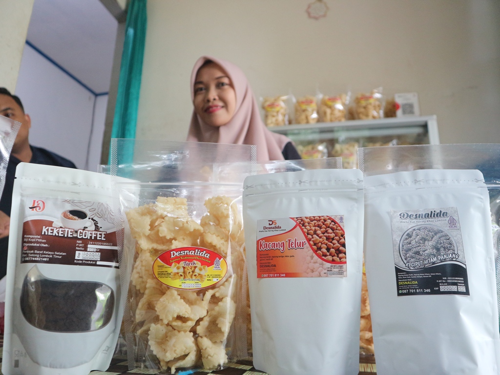 PEREMPUAN BERDAYA: Idayani, pembuat jajan tradisional Lombok bersama produk jajanan yang dibuatnya.