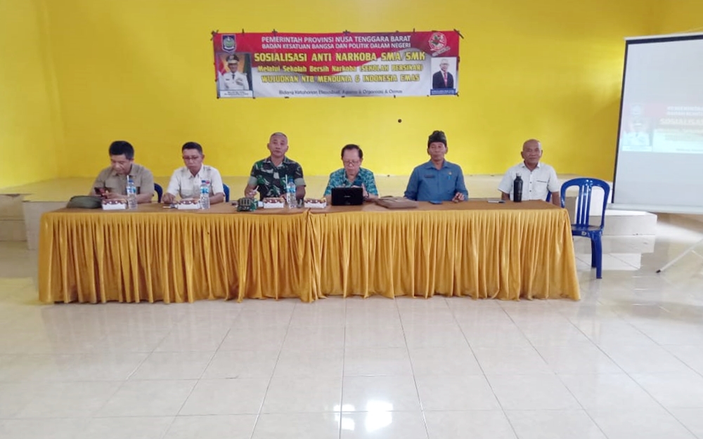 Narasumber di sosialisai Anti Narkoba untuk pelajar SMA sederajat, dengan tema Melalui Sekolah Bersih Narkoba (BERSINAR), Wujudkan NTB Mendunia dan Indonesia Emas, di Pringgabaya, Kamis (12/12).